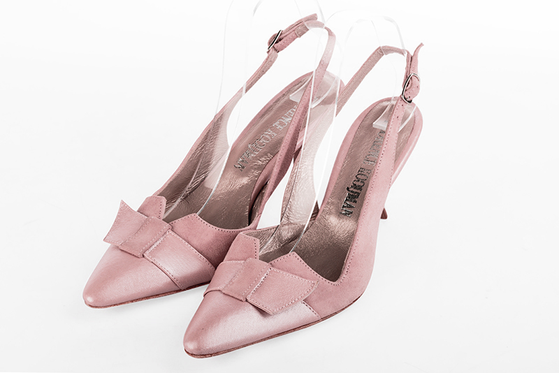Light pink women's open back shoes, with a knot. Tapered toe. High spool heels. Front view - Florence KOOIJMAN